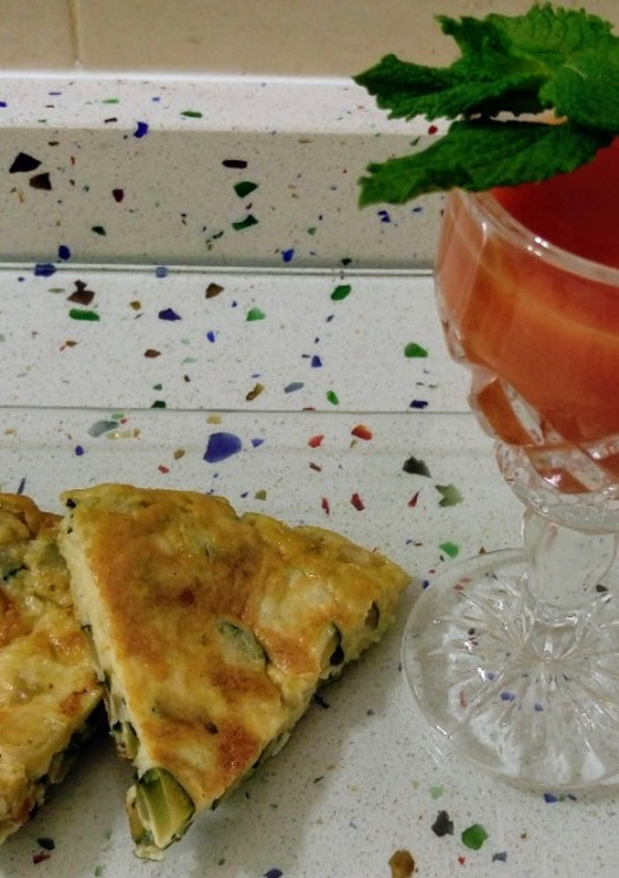 Una foto de Tortilla de calabacín y sopa de tomate