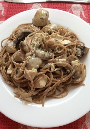 Una foto de Tallarines integrales con pollo y champiñones flambeados con vodka