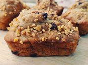 Una foto di banana bread con una banana