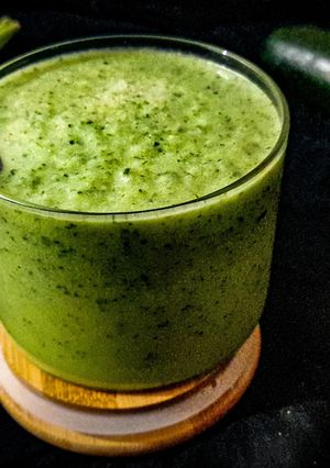 Une photo de Soupe froide de courgettes et basilic