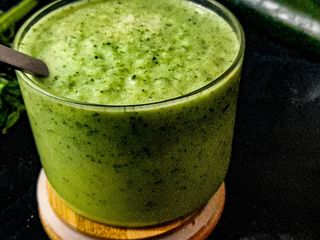 Soupe froide de courgettes et basilic