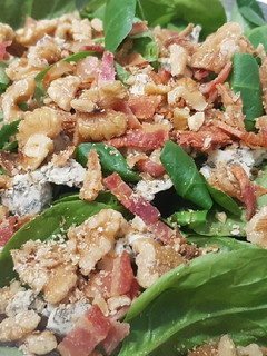 Una foto de Ensalada 'malvada' con bacon crujiente