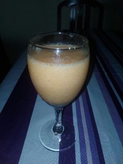Una foto de Licuado de melón, ciruela, durazno, y jugo de naranja