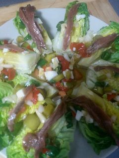 Una foto de 🥬Cogollos con anchoas 🐟 y vinagreta 🫙
