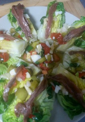 Una foto de 🥬Cogollos con anchoas 🐟 y vinagreta 🫙