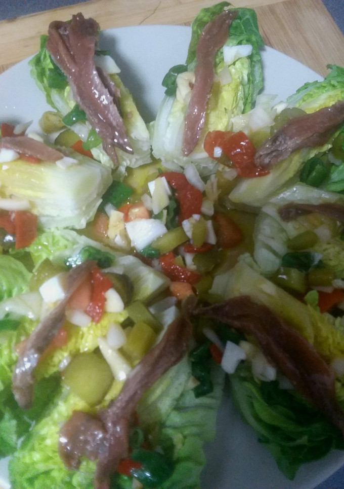 Una foto de 🥬Cogollos con anchoas 🐟 y vinagreta 🫙