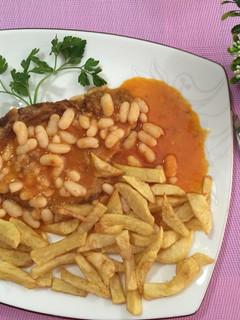 Una foto de Filetes de magra de cabeza a la sobrasada con alubias