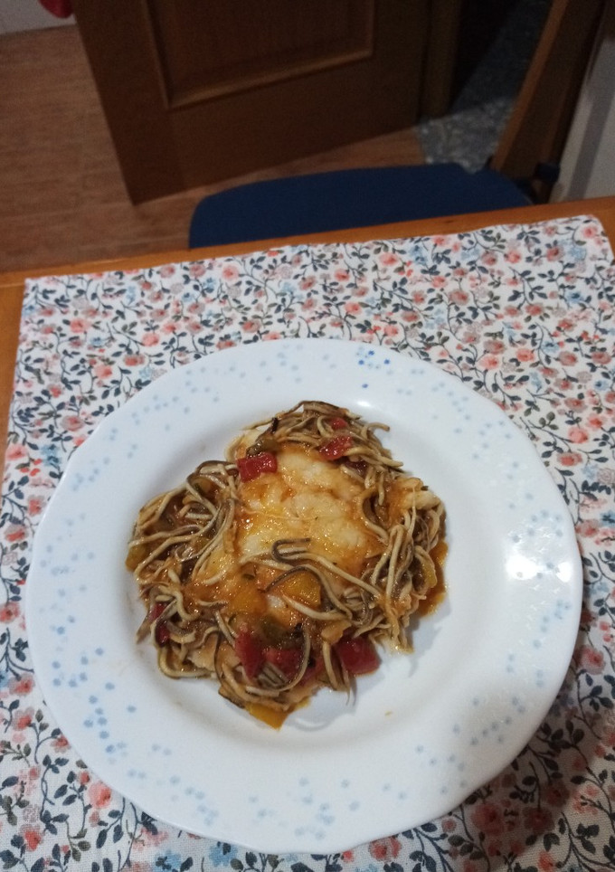 Una foto de Bacalao con verduras y gulas