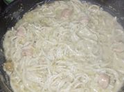 Una foto de spaghetti con salsa de salchicha