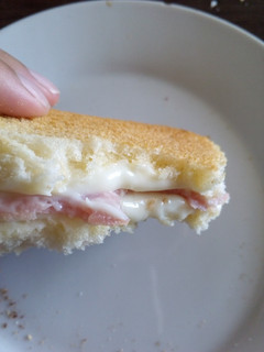 Una foto de Sándwich de jamón york y queso