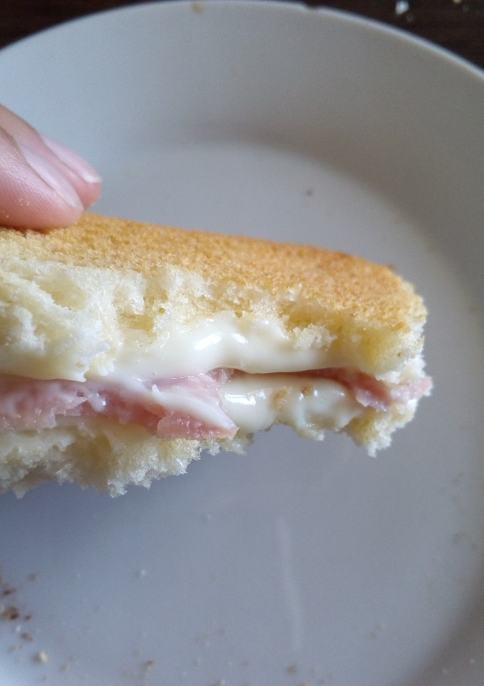 Una foto de Sándwich de jamón york y queso