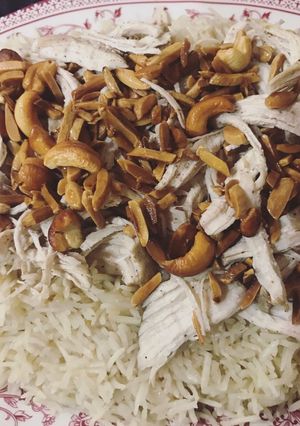 A picture of Kabsa with Chicken Breasts.