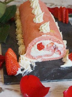 Una foto de Brazo de gitano con fresas y chocolate blanco