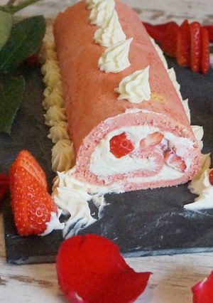 Foto principal de Brazo de gitano con fresas y chocolate blanco