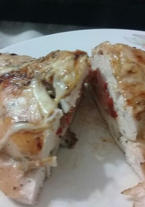 Una foto de Pechugas de pollo rellenas🍴