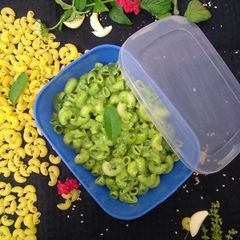 A picture of Macaroni with creamy spinach sauce.