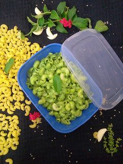 A picture of Macaroni with creamy spinach sauce.