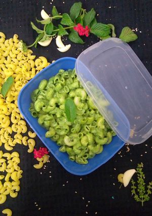 A picture of Macaroni with creamy spinach sauce.
