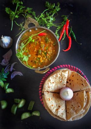 A picture of Sponge gourd and spilt chickpea recipe.