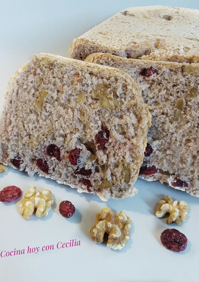 Una foto de Pan con nueces y arándanos elaborado con la panificadora