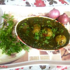 A picture of Onion masala with palak gravy.