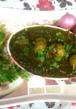 A picture of Onion masala with palak gravy.
