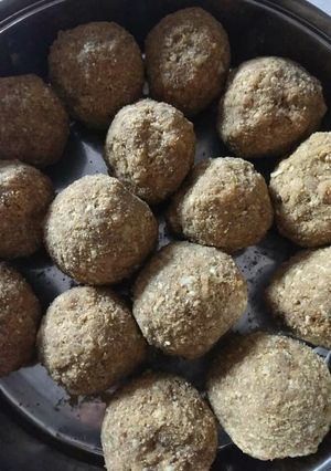 A picture of Jowar atta ladoo.