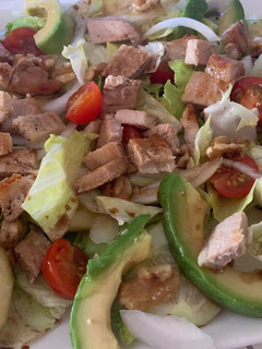 Una foto de Ensalada con filetes de lomo a la plancha
