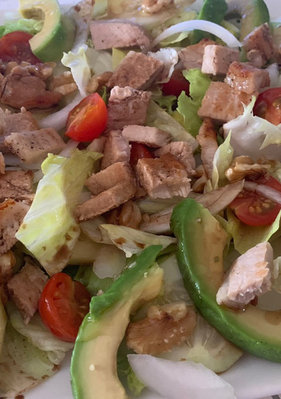 Una foto de Ensalada con filetes de lomo a la plancha