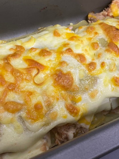 Una foto de Lasaña fría de atún, espárragos verdes, 4 quesos, mayonesa y tomate a mi manera