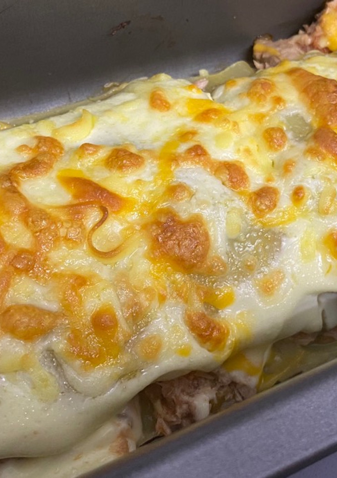 Una foto de Lasaña fría de atún, espárragos verdes, 4 quesos, mayonesa y tomate a mi manera