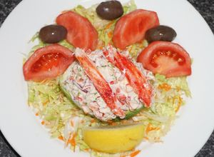 Una foto de Palta rellena con salpicón de centolla