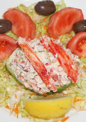 Una foto de Palta rellena con salpicón de centolla