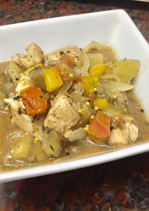 Una foto de Pollo y batata en salsa de mostaza y tomate