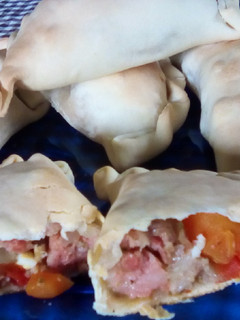 Una foto de Empanadas criollas con salchichas parrilleras 🥟w(°o°)w📣