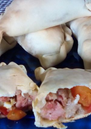 Una foto de Empanadas criollas con salchichas parrilleras 🥟w(°ｏ°)w📣