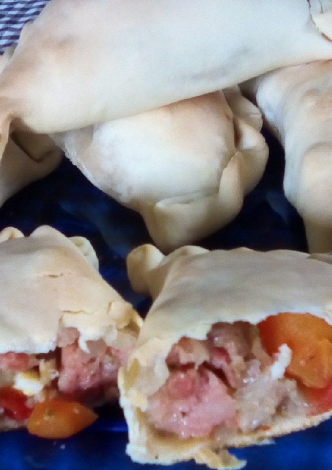 Una foto de Empanadas criollas con salchichas parrilleras 🥟w(°ｏ°)w📣