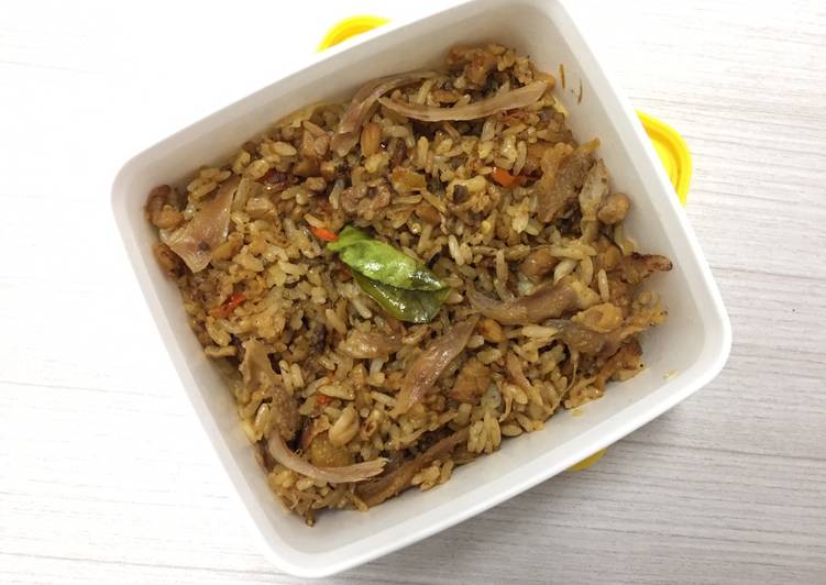 Proses meracik Nasi Goreng Ayam Daun Jeruk yang Lezat