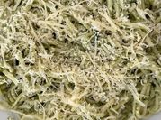 Una foto de pesto de albahaca