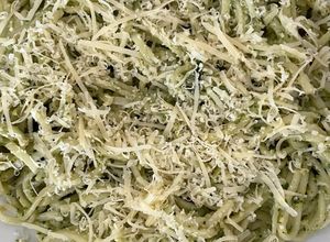 Una foto de Fideos al pesto de albahaca 🌿