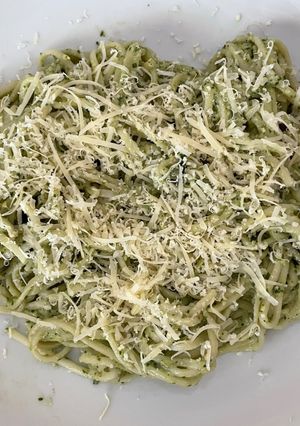 Una foto de Fideos al pesto de albahaca 🌿