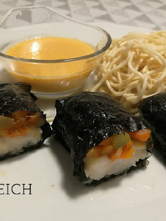 Una foto de Papillote de merluza en alga nori, con noodles y salsa de curry
