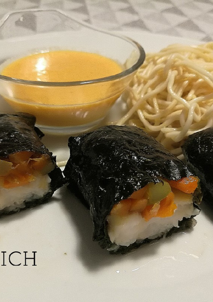 Una foto de Papillote de merluza en alga nori, con noodles y salsa de curry