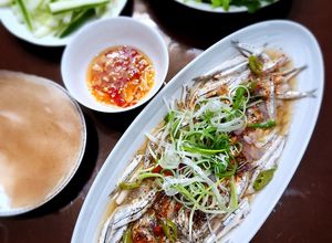Hình của món Cá cơm than hấp cuốn bánh tráng.