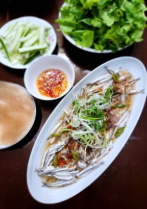 Hình của món Cá cơm than hấp cuốn bánh tráng.