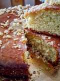 Torta all'arancia con riccioli di cioccolato bianco