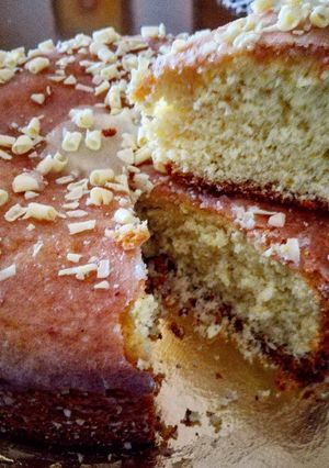 Foto di Torta all'arancia con riccioli di cioccolato bianco