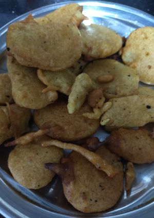 A picture of Aloo pakora.