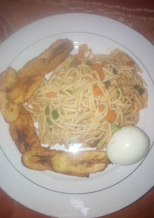 A picture of Fried plantain with spagetti and egg.