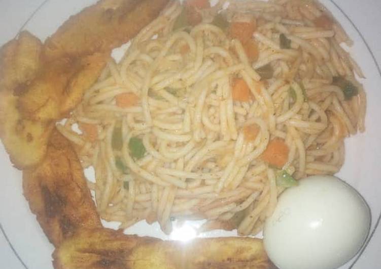 Fried plantain with spagetti and egg